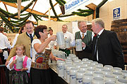 Anstich im Festzelt Tradition durch Hermann Memmel (©Foto: Ingrid Grossmann)